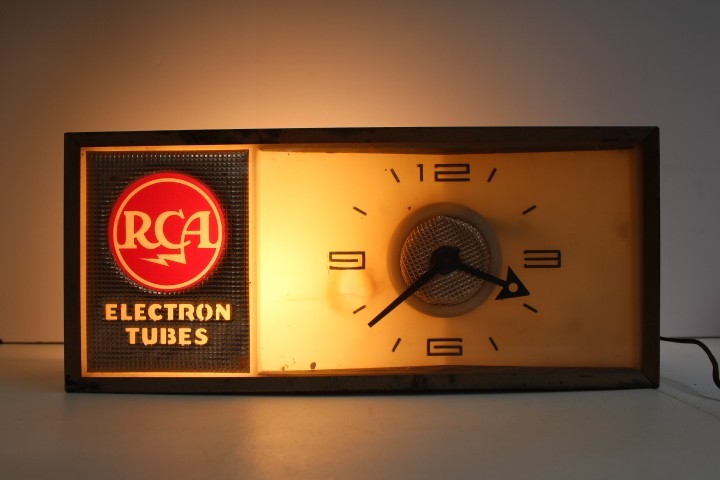 VINTAGE RCA VICTOR RADIO TUBE ANTIQUE ADVERTISING WORKING LIGHT UP CLOCK SIGN