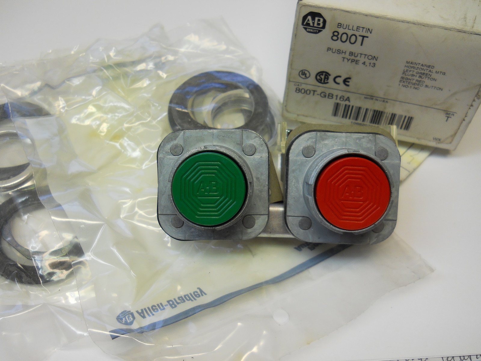 ALLEN BRADLEY 800T-GB16A MAINTAINED RED / GREEN PUSHBUTTON ASSEMBLY NEW IN BOX