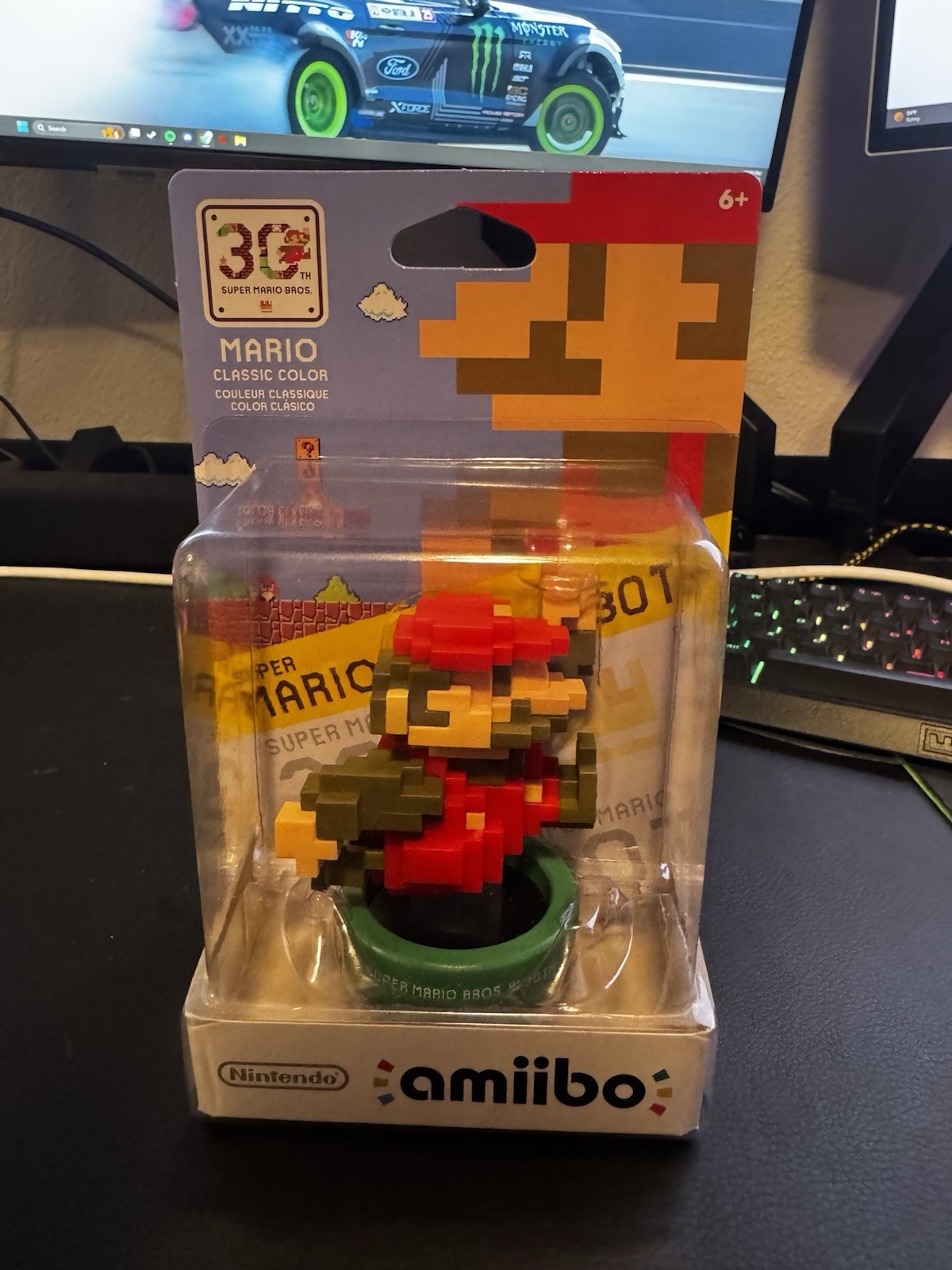 Nintendo amiibo 30th Anniversary Mario Classic Color Super Mario Bros. Figure