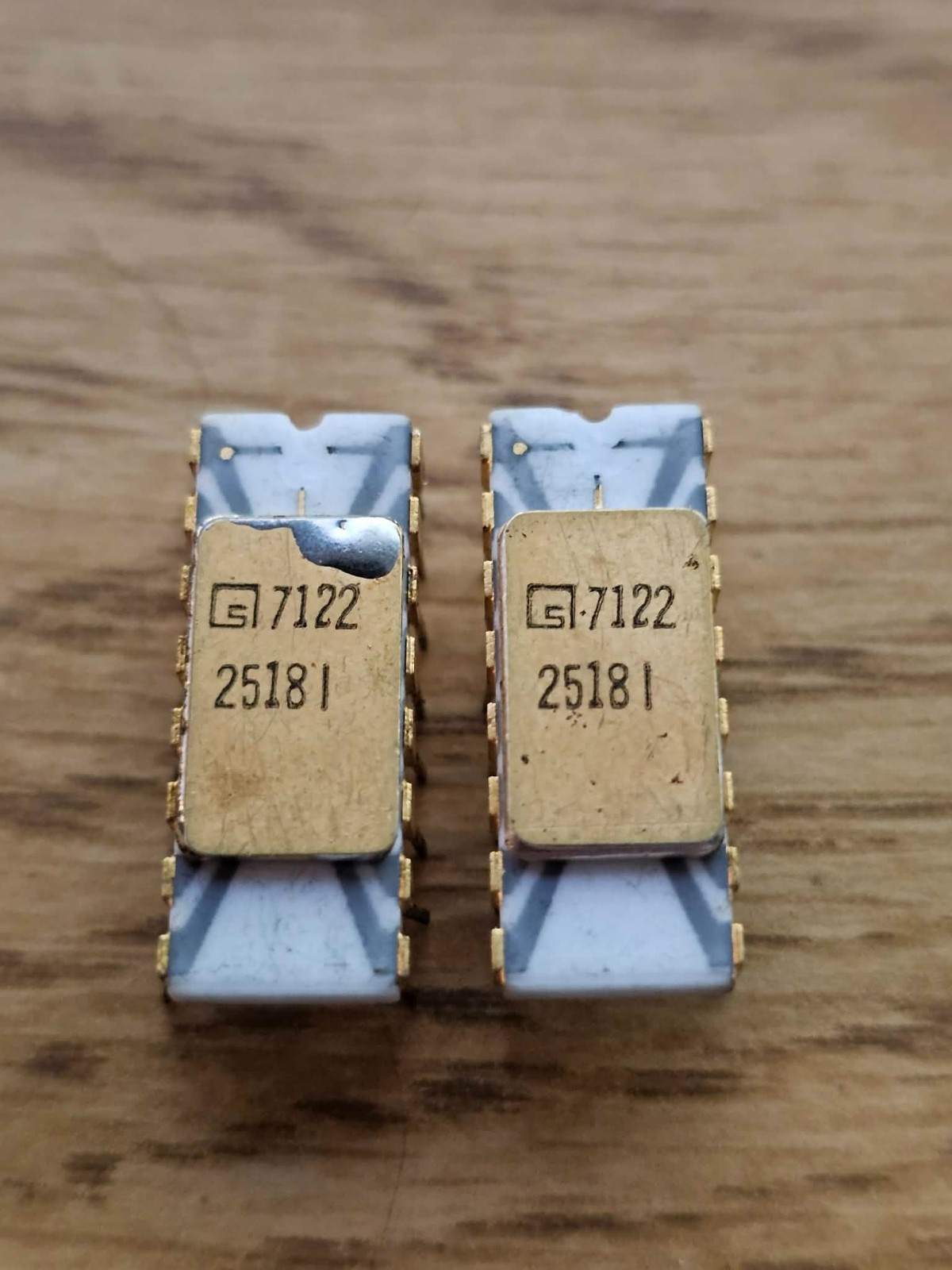 2x Rare Vintage Grey White Ceramic Gold IC Retro Early Old Logo Signetics 25181