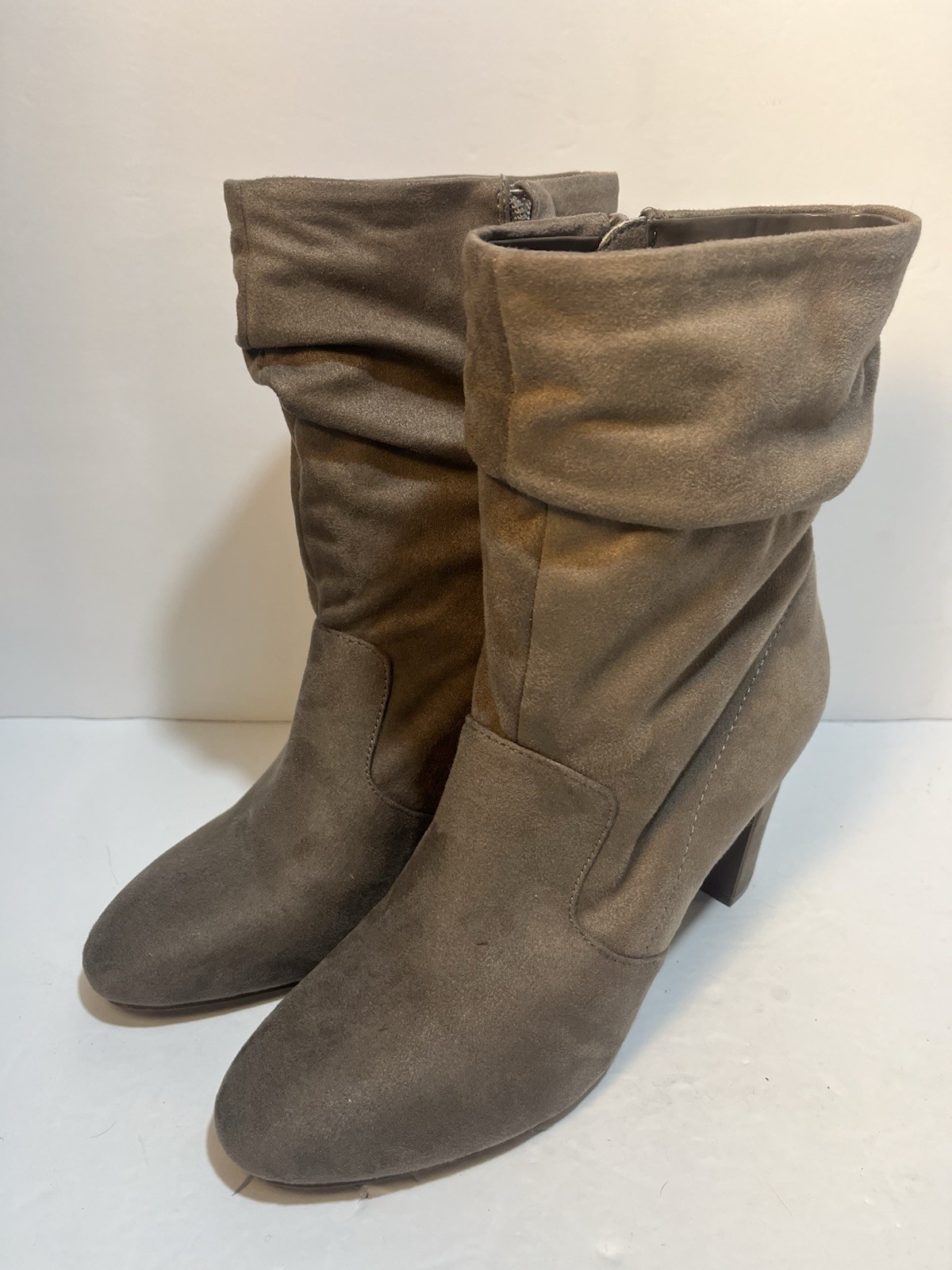 Kelly & Katie Heeled Boots Tagazee Taupe Sz 7.5 Zip Faux Suede Closure EUC