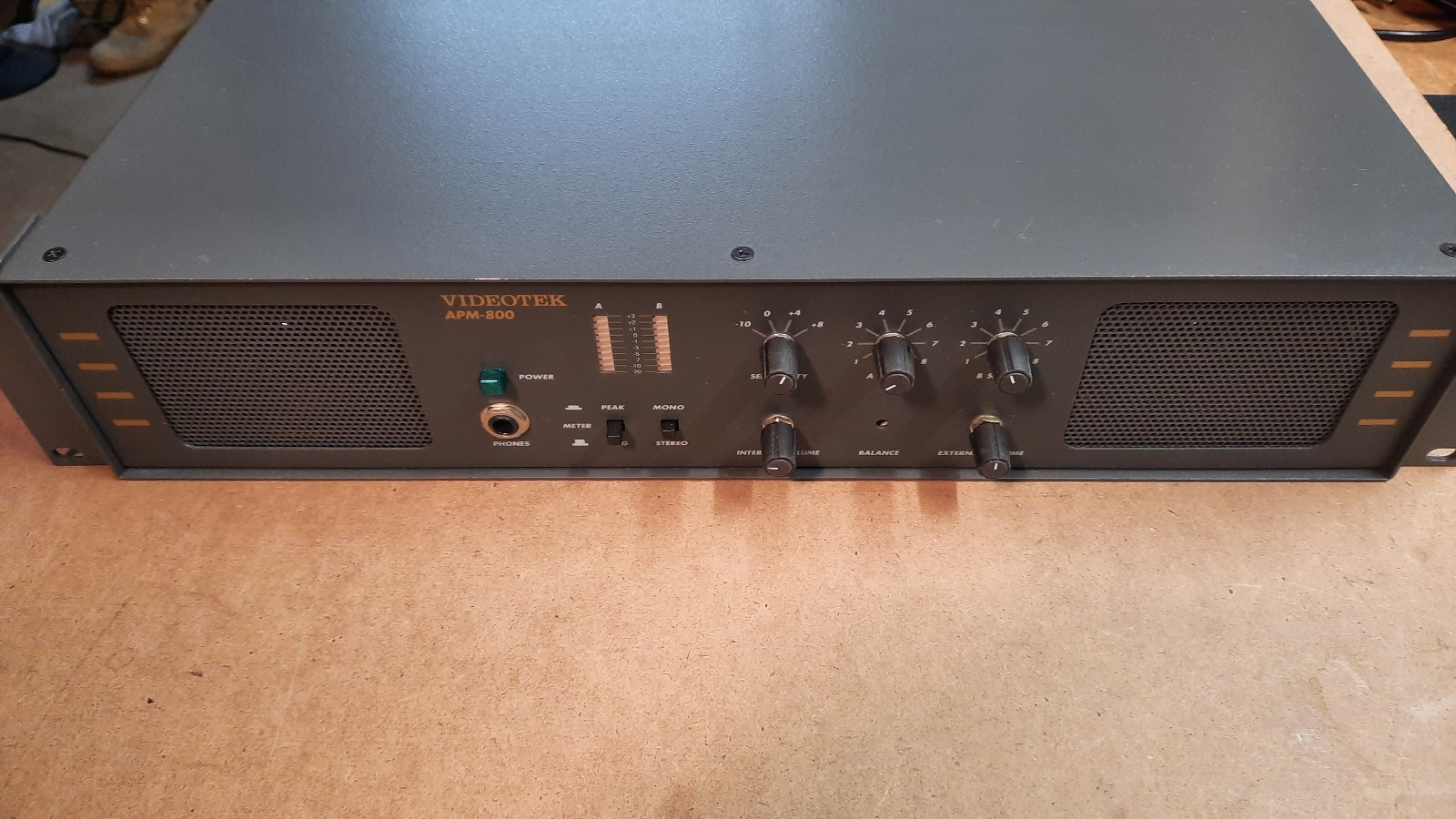 Videotek APM-800 -- 8-Channel Rack Mounted Audio Monitor