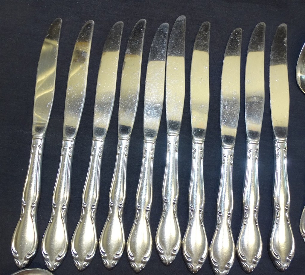Oneida Ltd. Strathmore 64pc Set Stainless Flatware Deluxe