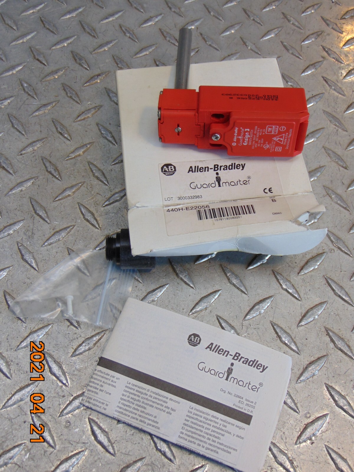 NEW ALLEN BRADLEY 440H-E22056 GUARD MASTER ENSIGN 3 HINGE SWITCH SER B