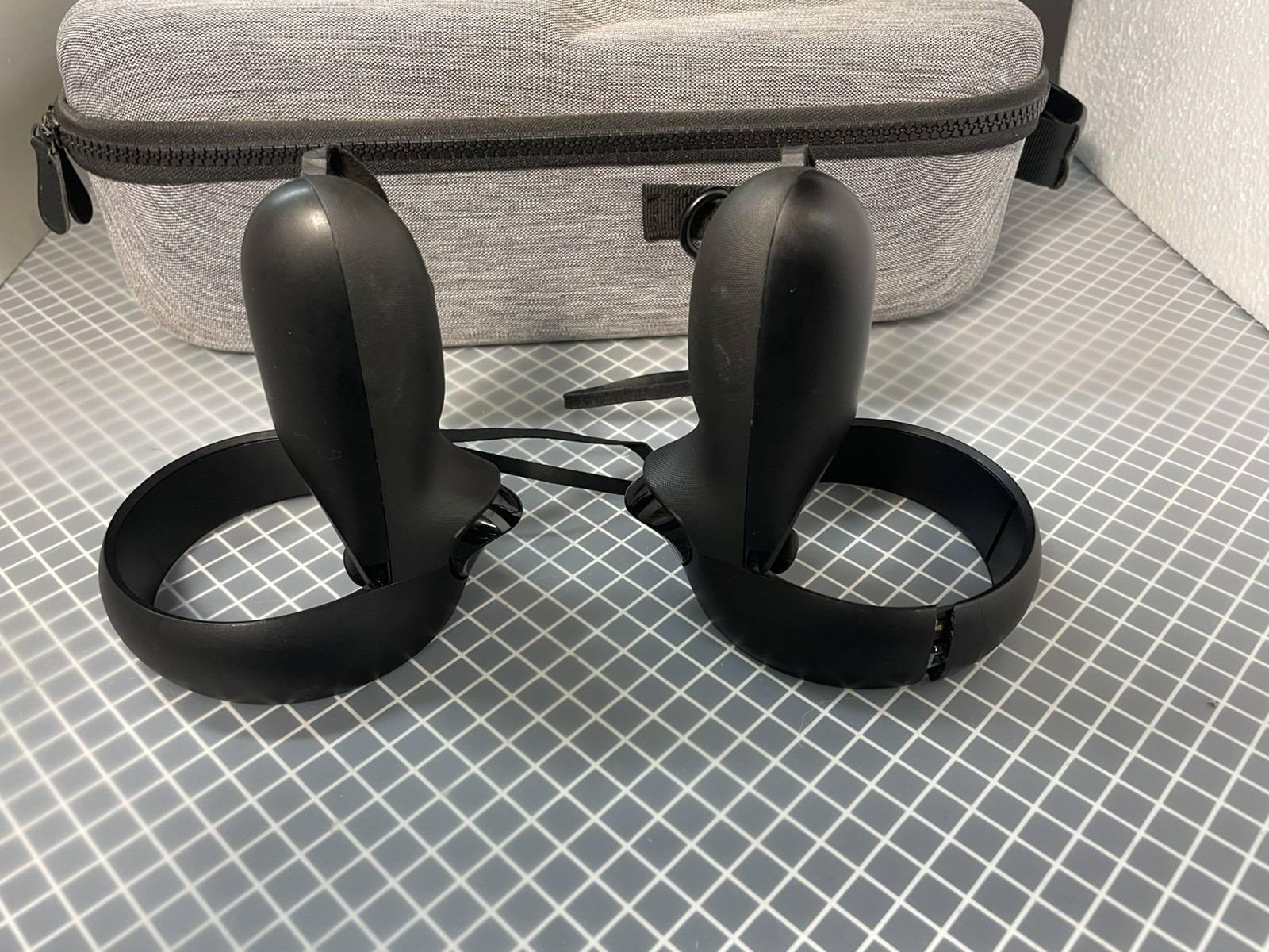 Oculus Quest 1 (64GB) - Complete Bundle w/ Carrying Case, Display Stand