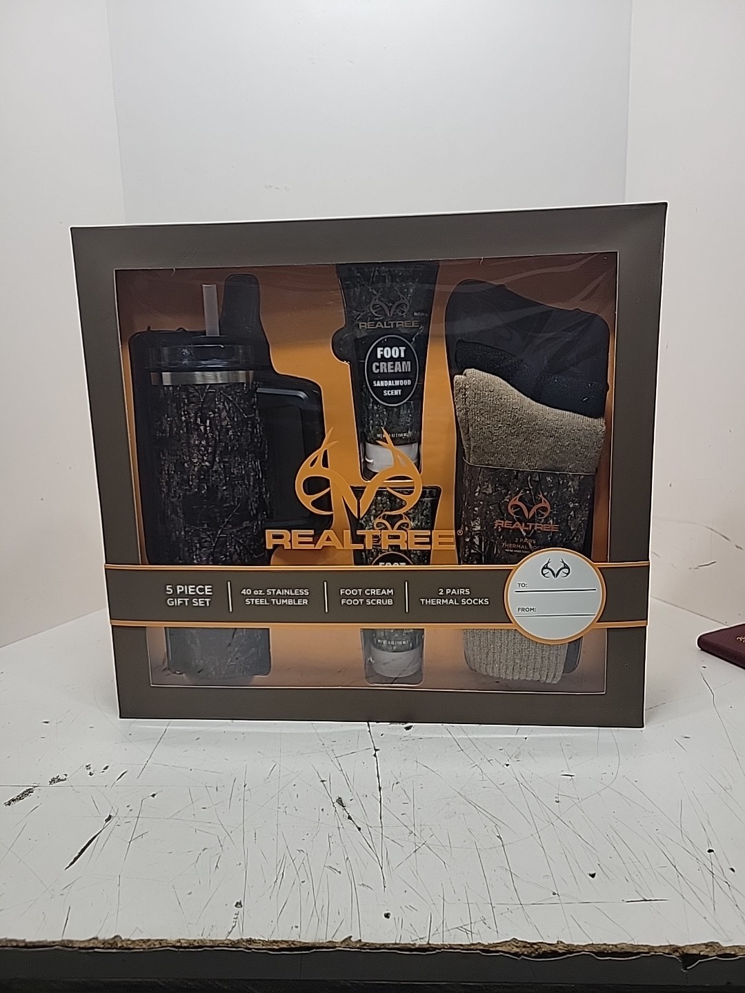 Realtree 5-Piece Men’s Gift Set – 40oz. Tumbler, Foot Cream & Scrub & 2 Socks