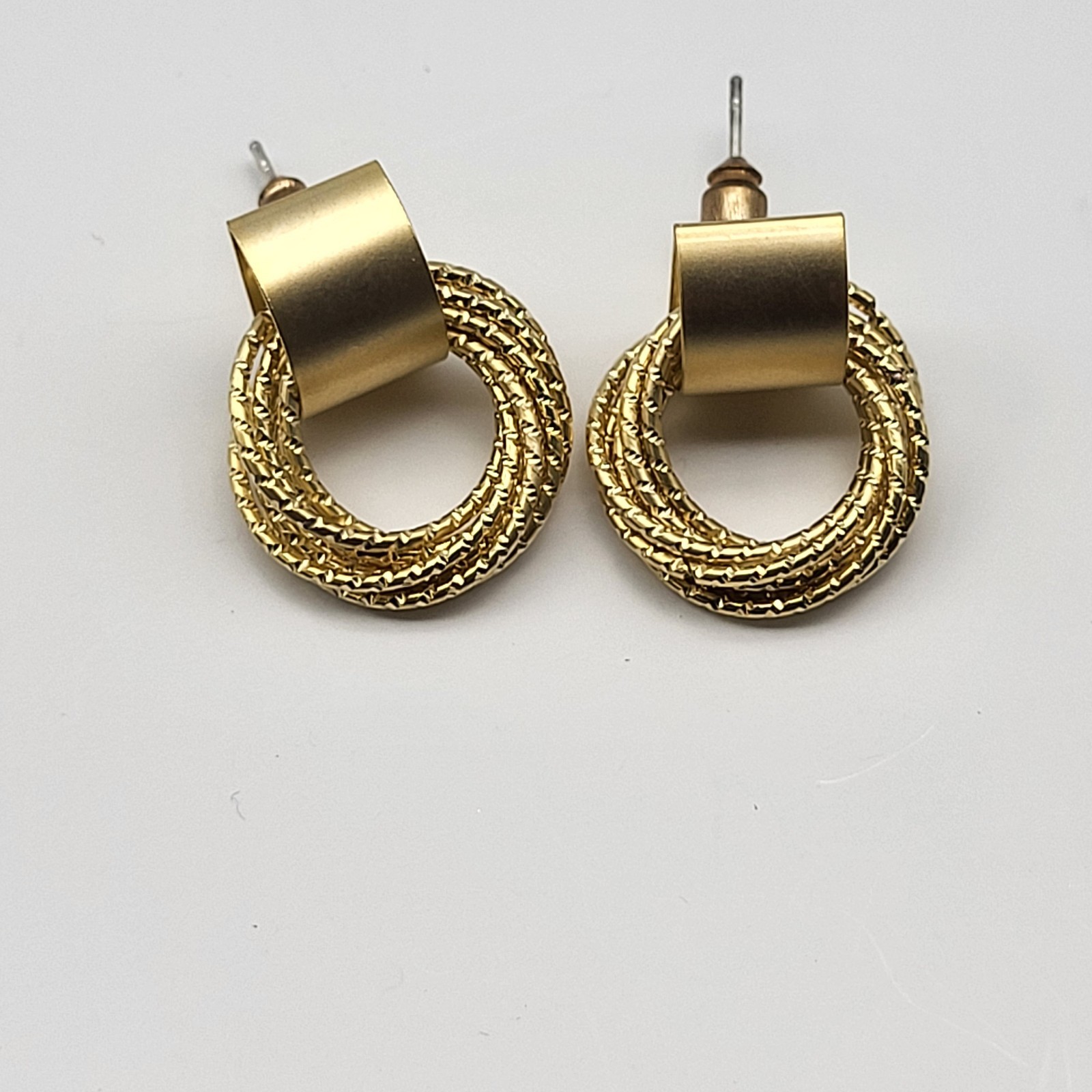 Lovely lightweight dangle hoop pierced earrings goldtone sexy