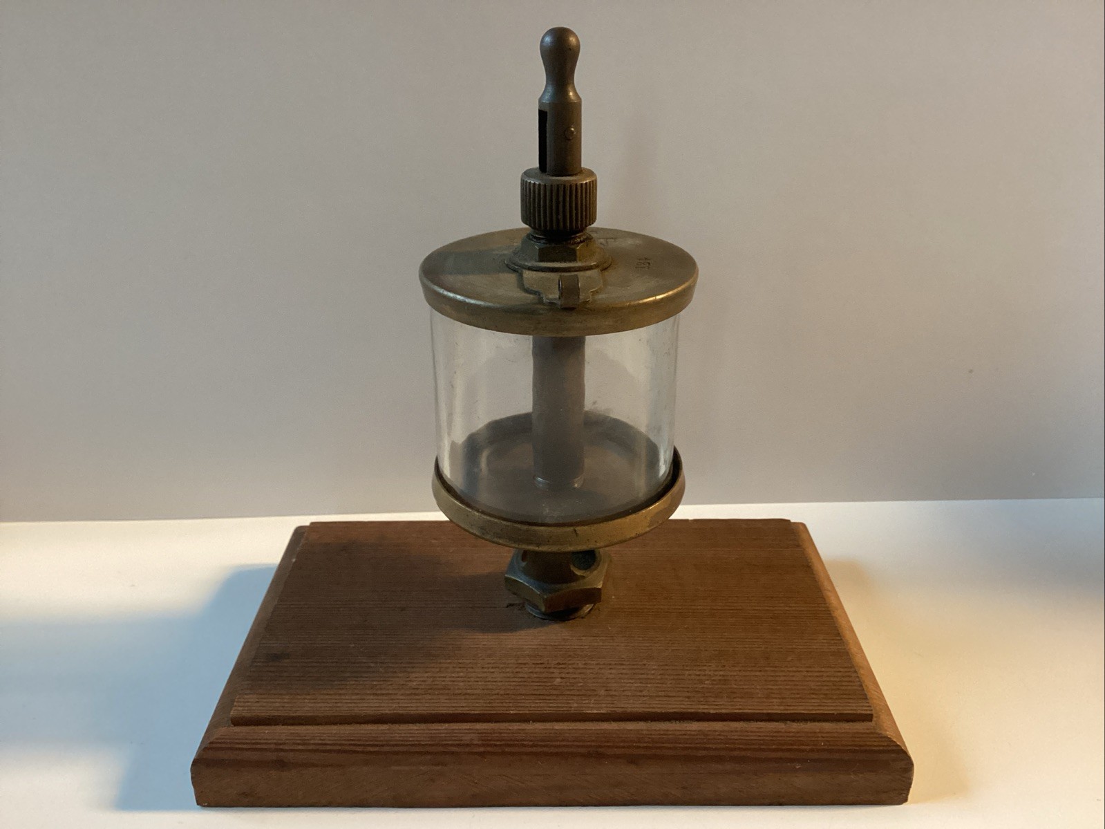 @ Lavigne Oil Presure Release Brass Gauge On Wood Base 5,5in. Tall