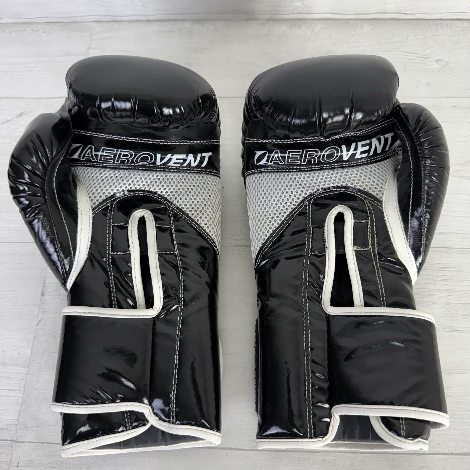 Title Boxing Gloves Black Size Medium 12oz Aerovent