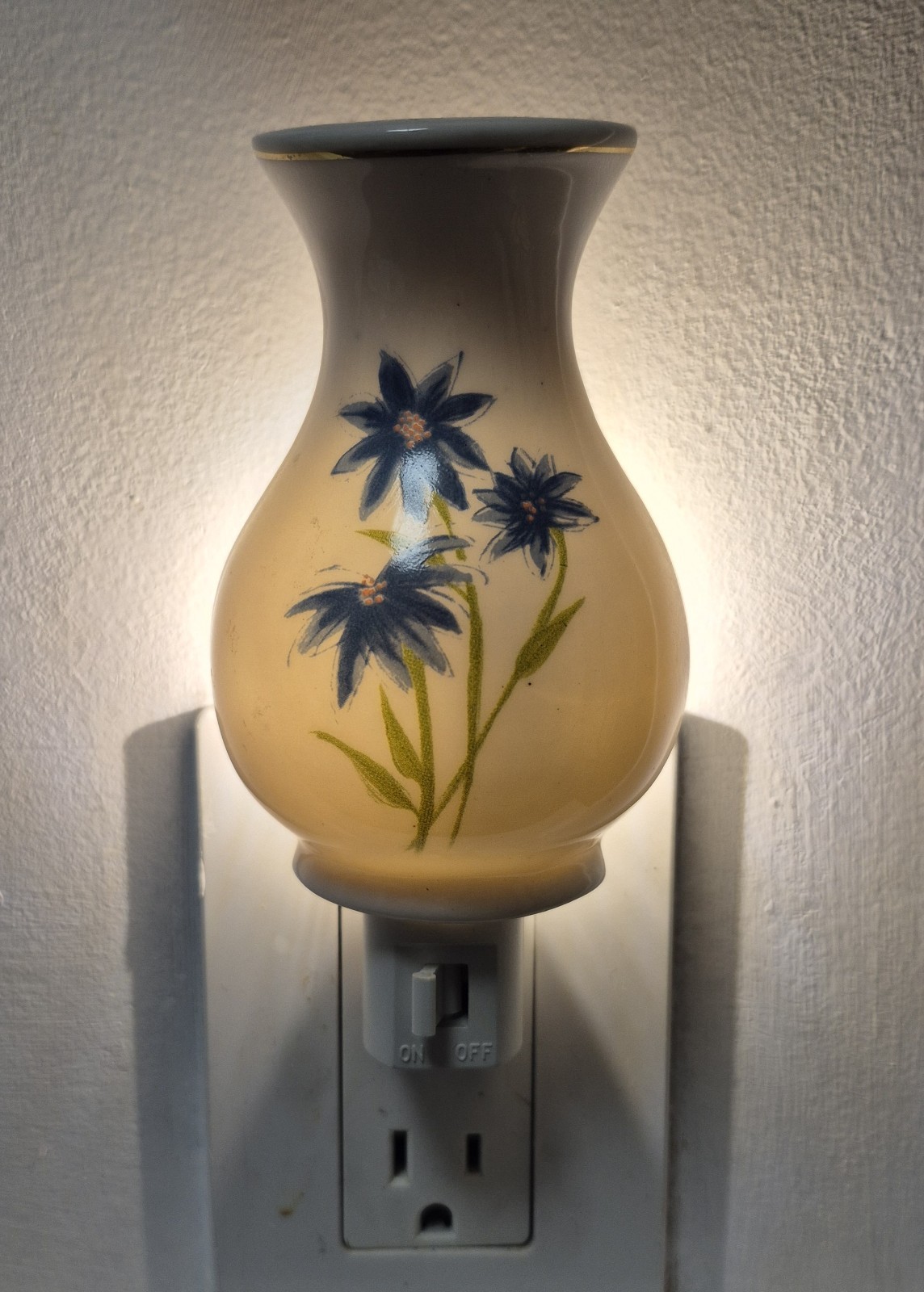 Vintage Style Ceramic Night Light Blue Floral Porcelain Accent Lamp Plug In
