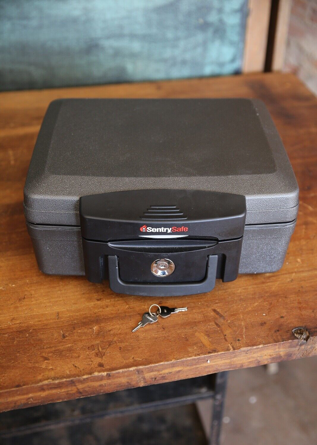 Sentry Safe Fire Water Proof Chest Safe with Key Lock box Gun Safe Black Japan