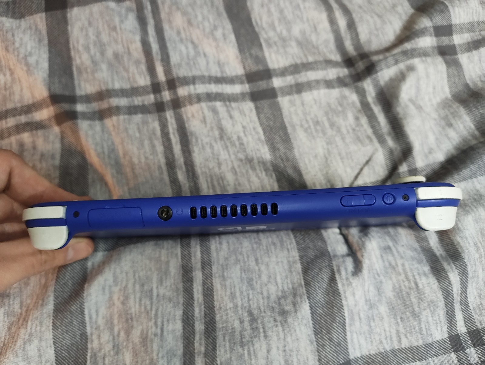SWITCH LITE, FOR PARTS. NEEDS WORK OR PARTED OUT. BLUE 32GB