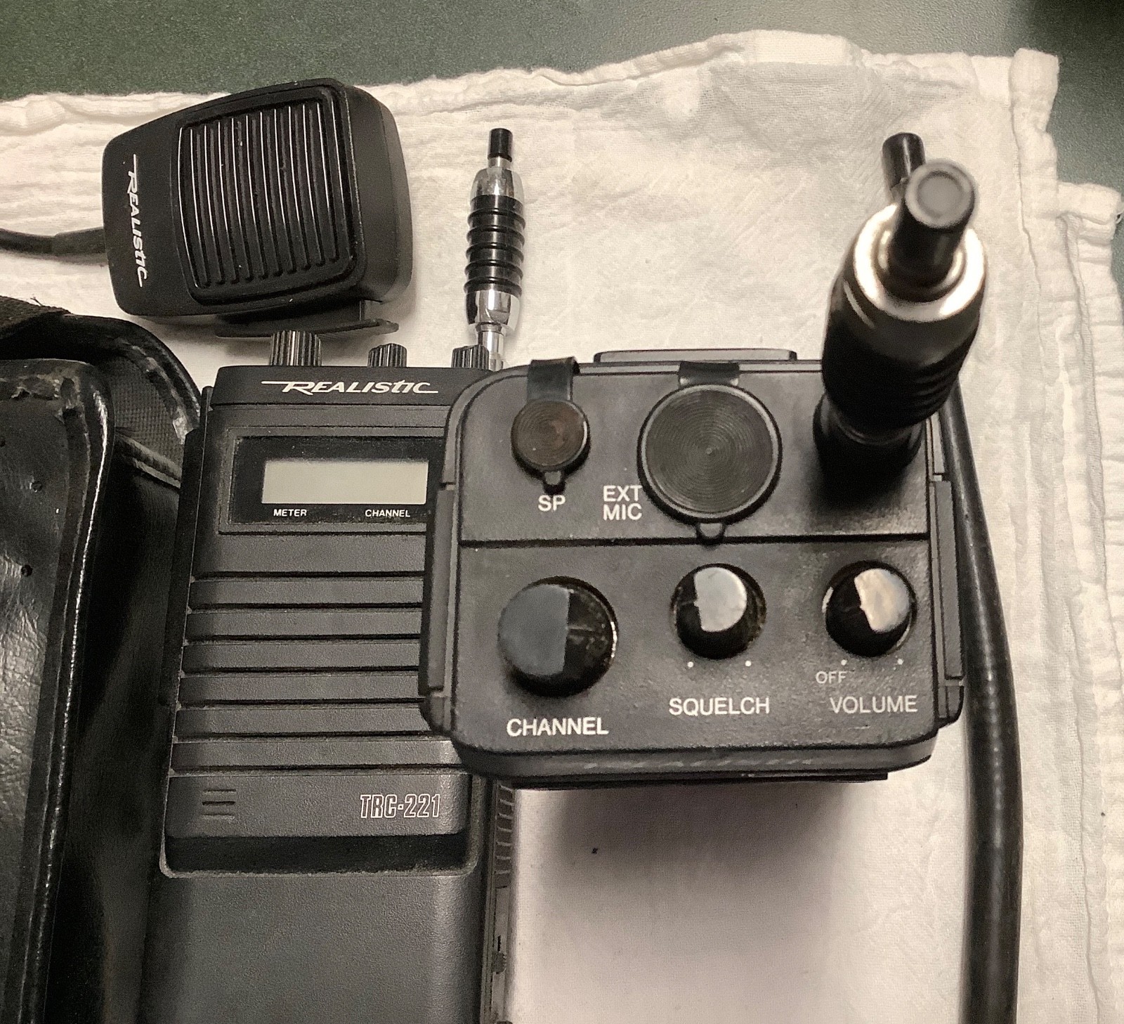 Realistic TRC-221 40-channel citizens band Handheld transceiver