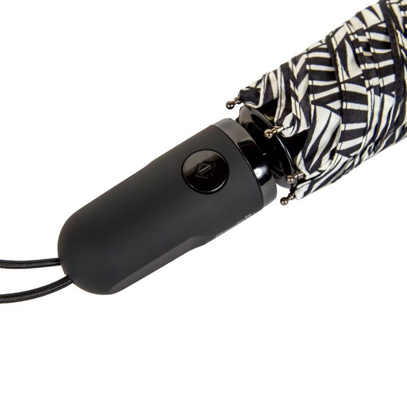 Close Compact Umbrella - Black/White: Telescoping Shaft, Polyester Shell