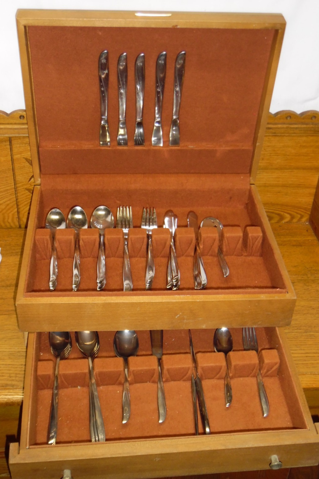 70 Pc Oneida Community Flatware Set - Twin Star