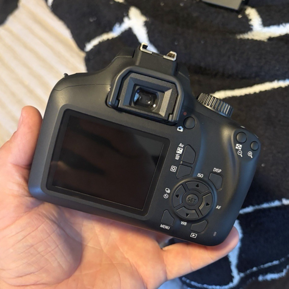 Canon EOS 4000D Bundle w/ EF-S 18-55mm Lens, Commander Flash, Bag, Filters