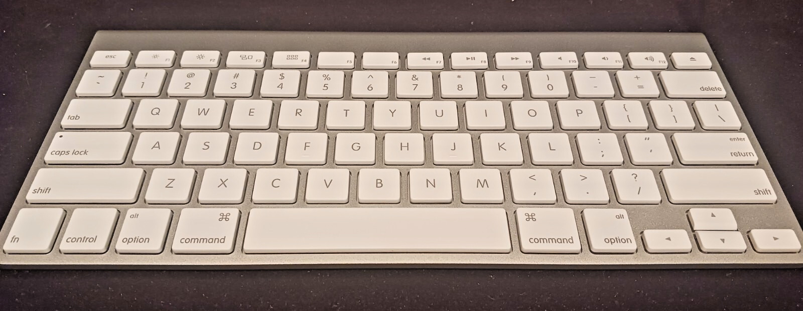APPLE A1314 Pre-Owned Wireless Keyboard - MC184LL/B- 2009