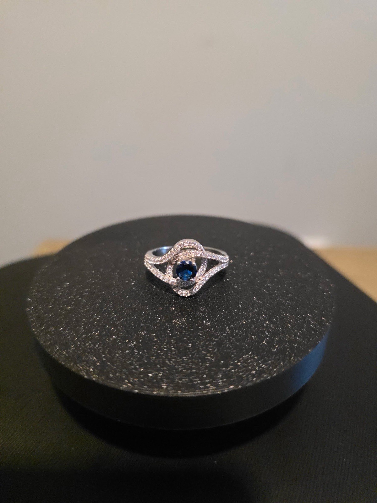 Levitating Jewelry Display Magnetic Levitation Display Stand for Jewelry