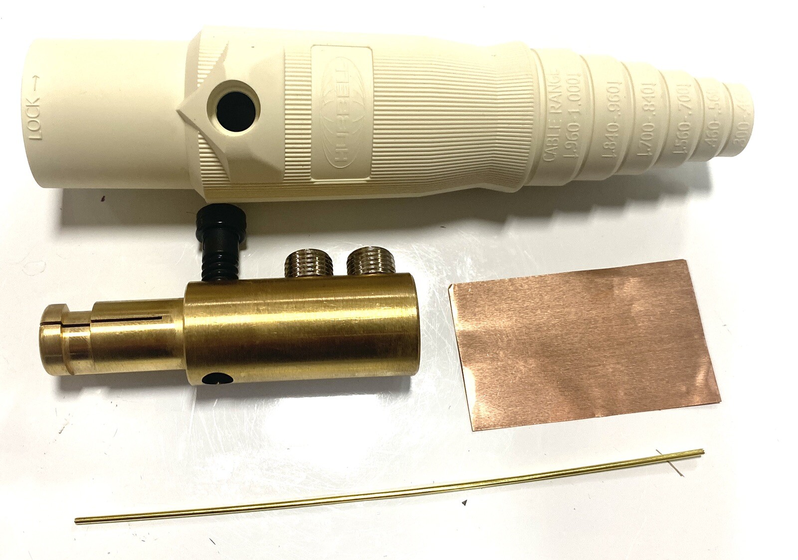 Hubbell SERIES 16 SINGLE POLE DEVICE (CAMLOCK) HBL400 White Male,