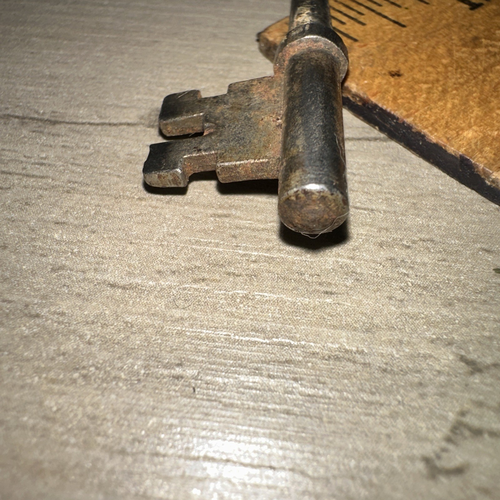 Antique Skeleton Key Solid Barrel #Y55 Unique Head Design