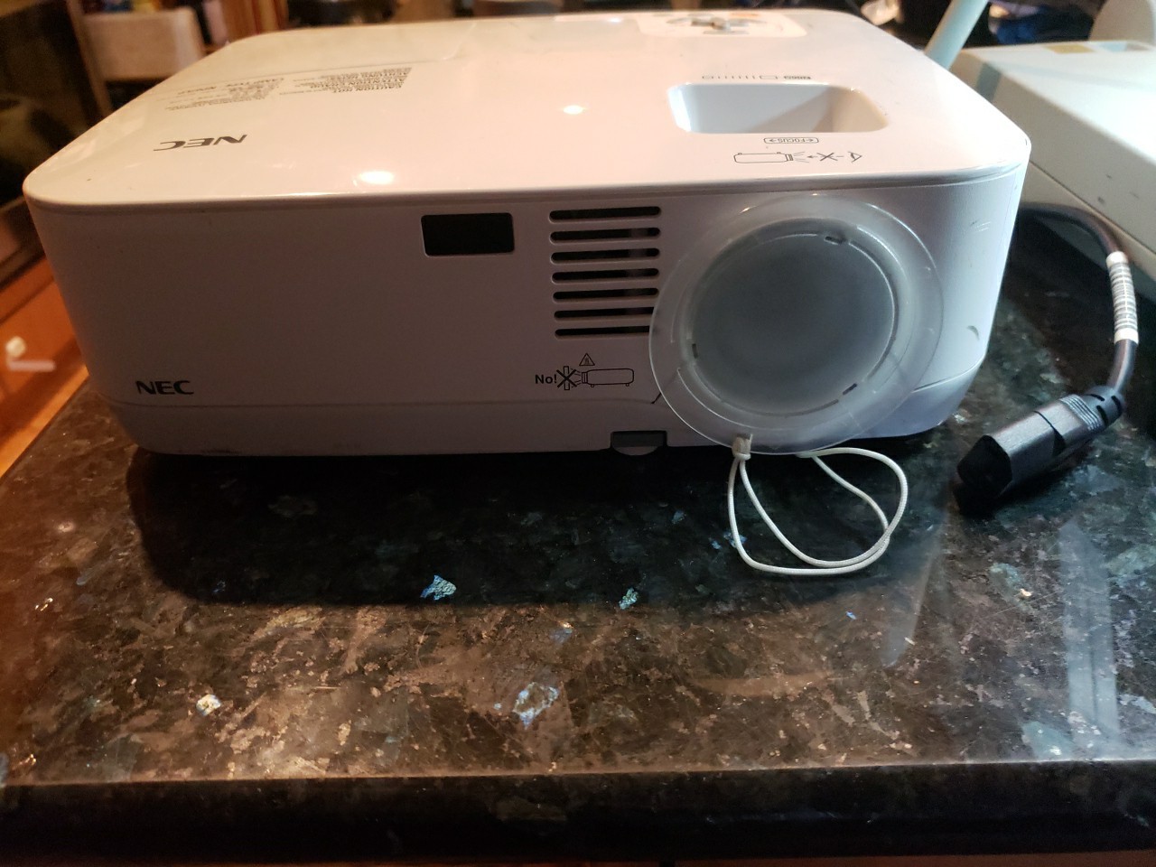 NEC nP400 3LCD Projector with power cord no remote free ship