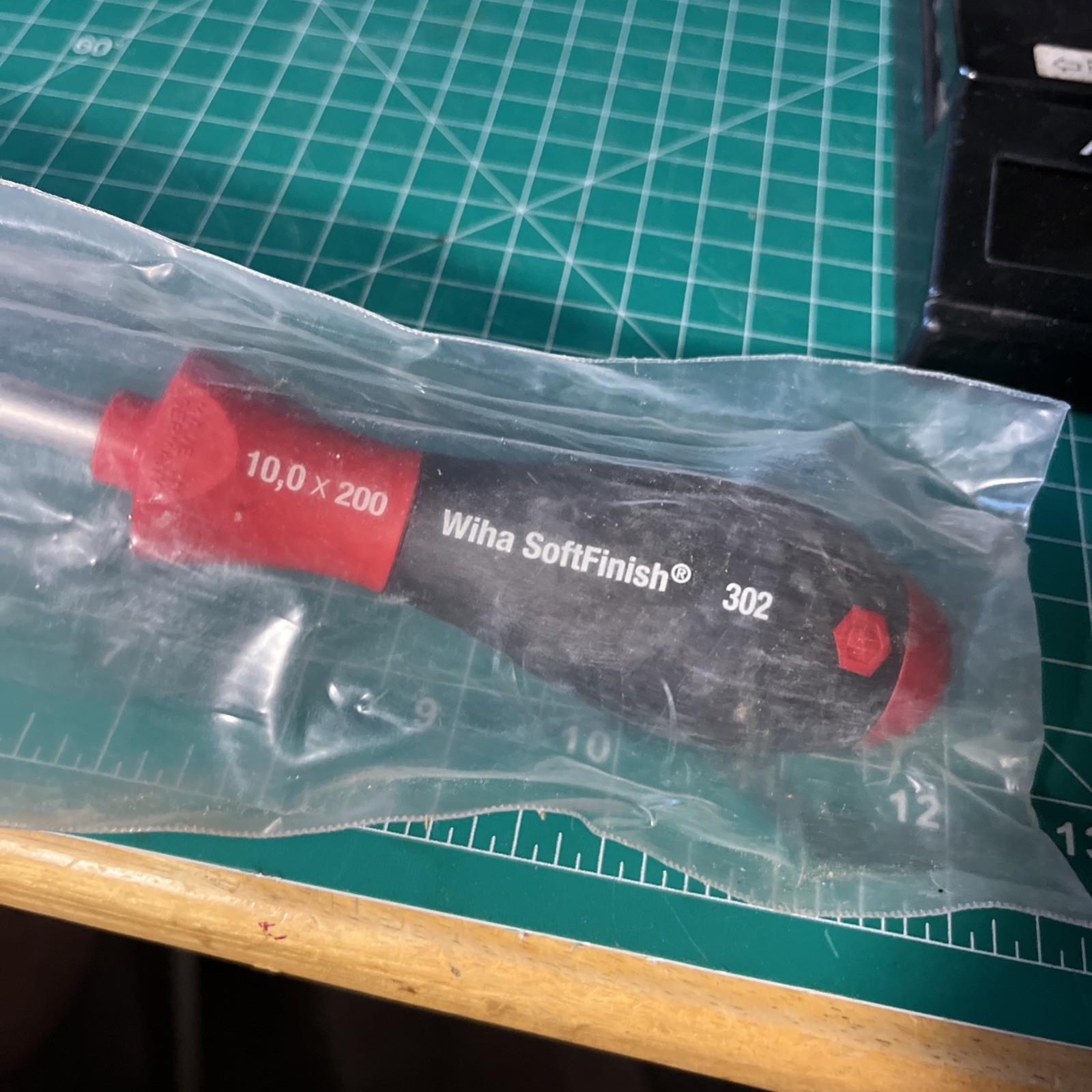 Wiha Soft Finish 302  4.0 x 100 Slotted Screwdriver