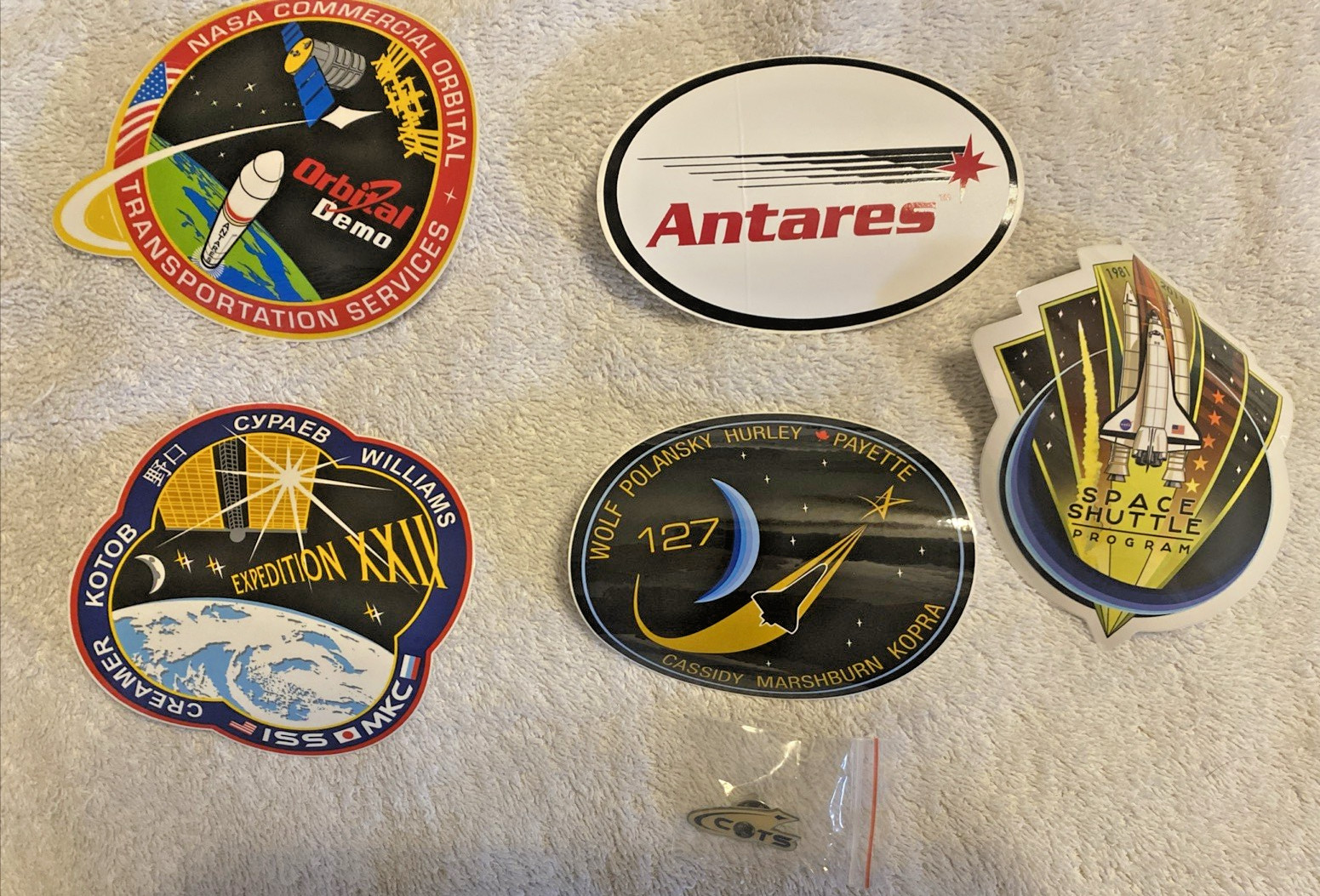 Lot of 5 NASA Patches + 1 NASA COTS Pin