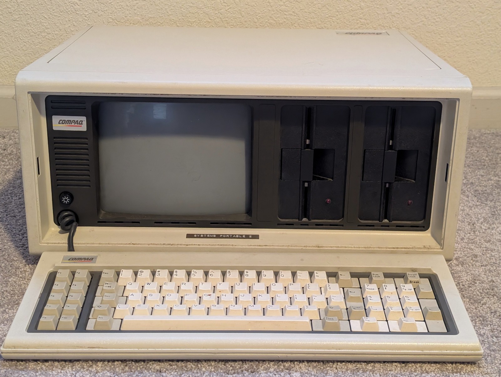 Vintage Compaq Portable Computer TURNS ON and Boots - With Keyboard