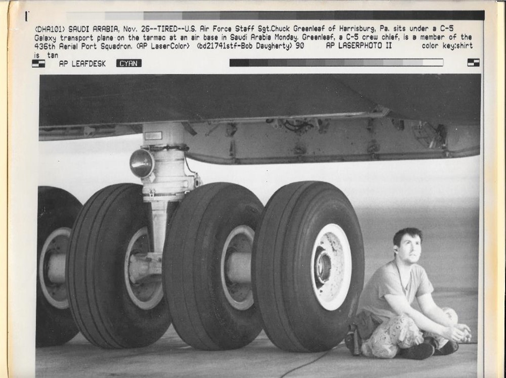 1990 C-5 Crew Chief 436th Aerial Port Squadron Saudi Arabia Original News Photo