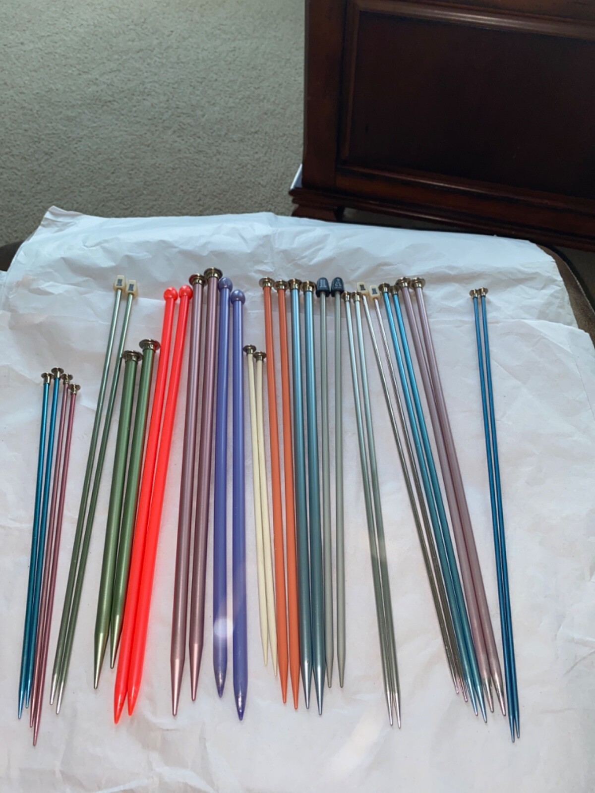 VINTAGE LOT OF 16 PAIRS OF KNITTING NEEDLES 32 IN ALL PLASTIC AND METAL