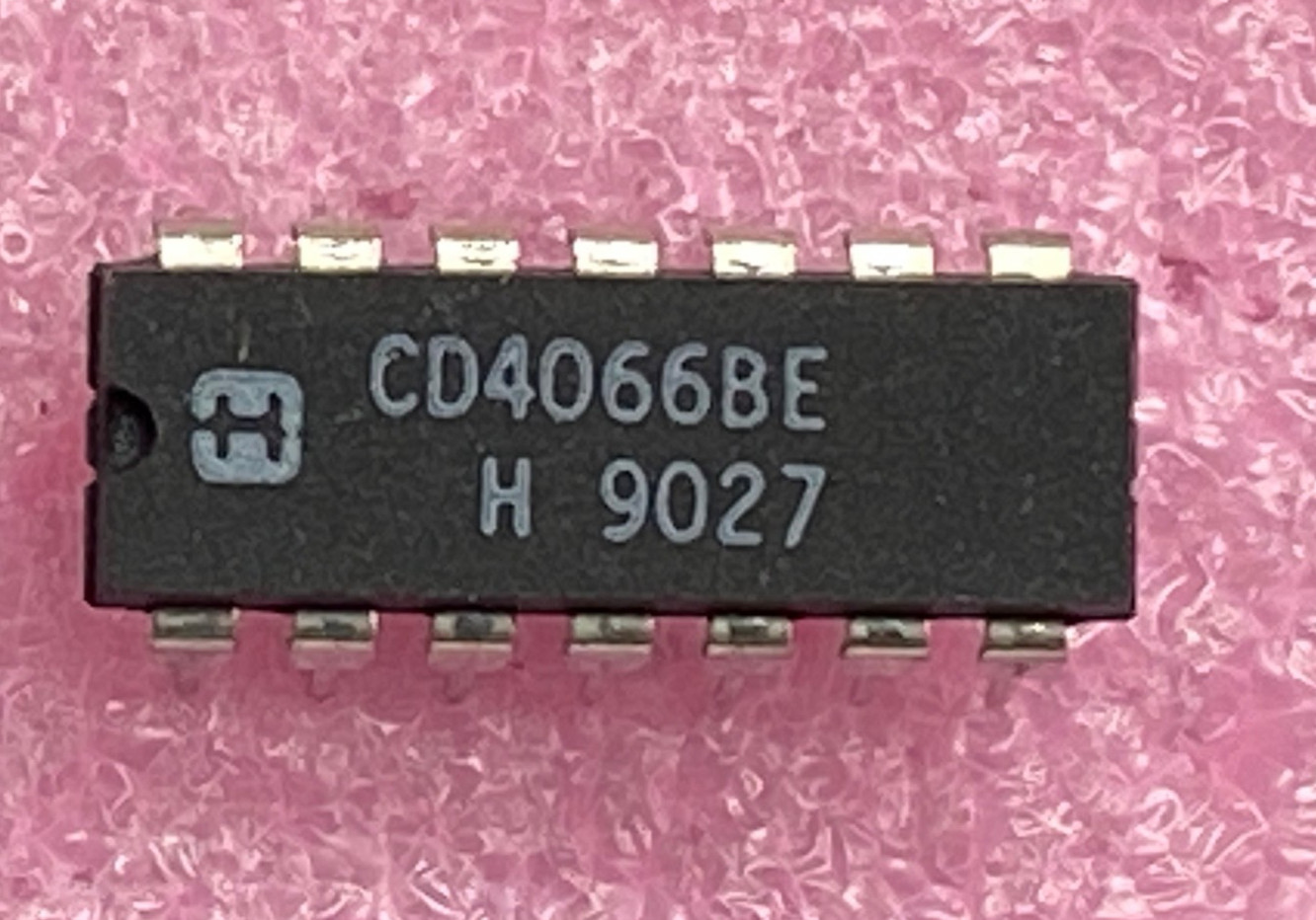 Harris CD4066BE Quad bilateral switch Integrated Circuit