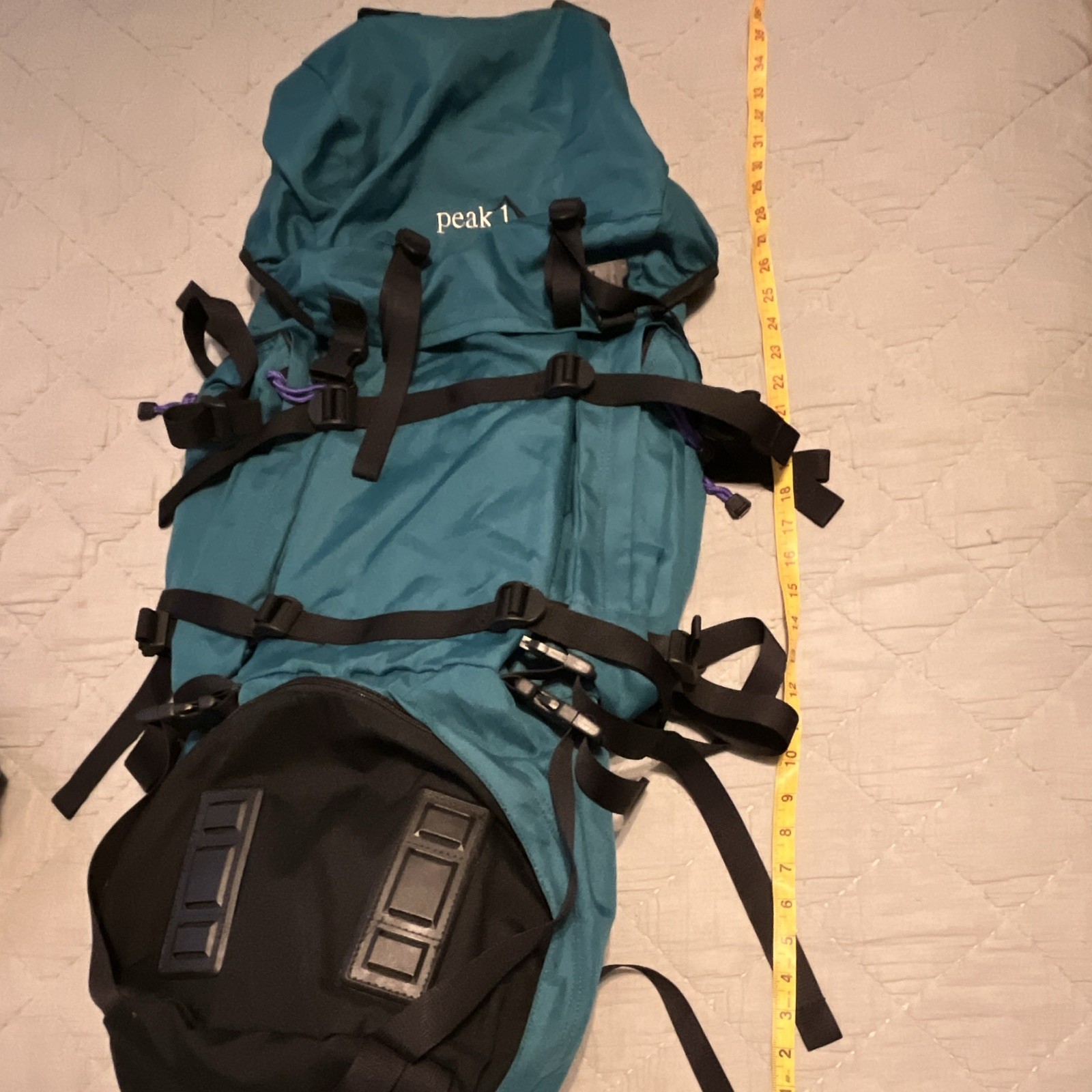 Peak 1 Green /Black Hiking Backpack Buckle Closure w/ Hip Belt Padded Straps