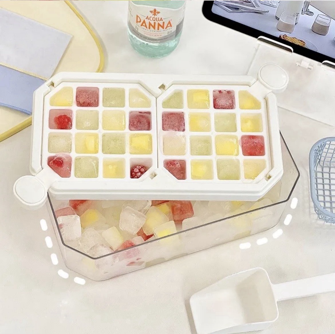Plastic Ice Cube Tray / Storage Box / 32 Cubes W/ Scoop