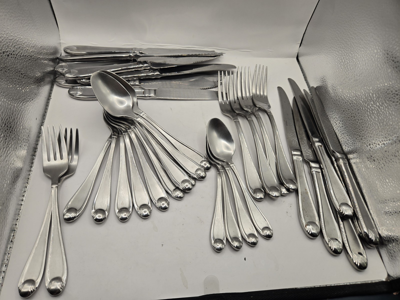 Lot Of 35 Oneida 18/10 Satin Garnet Flatware Set Knife Spoon Fork READ FREE SHIP