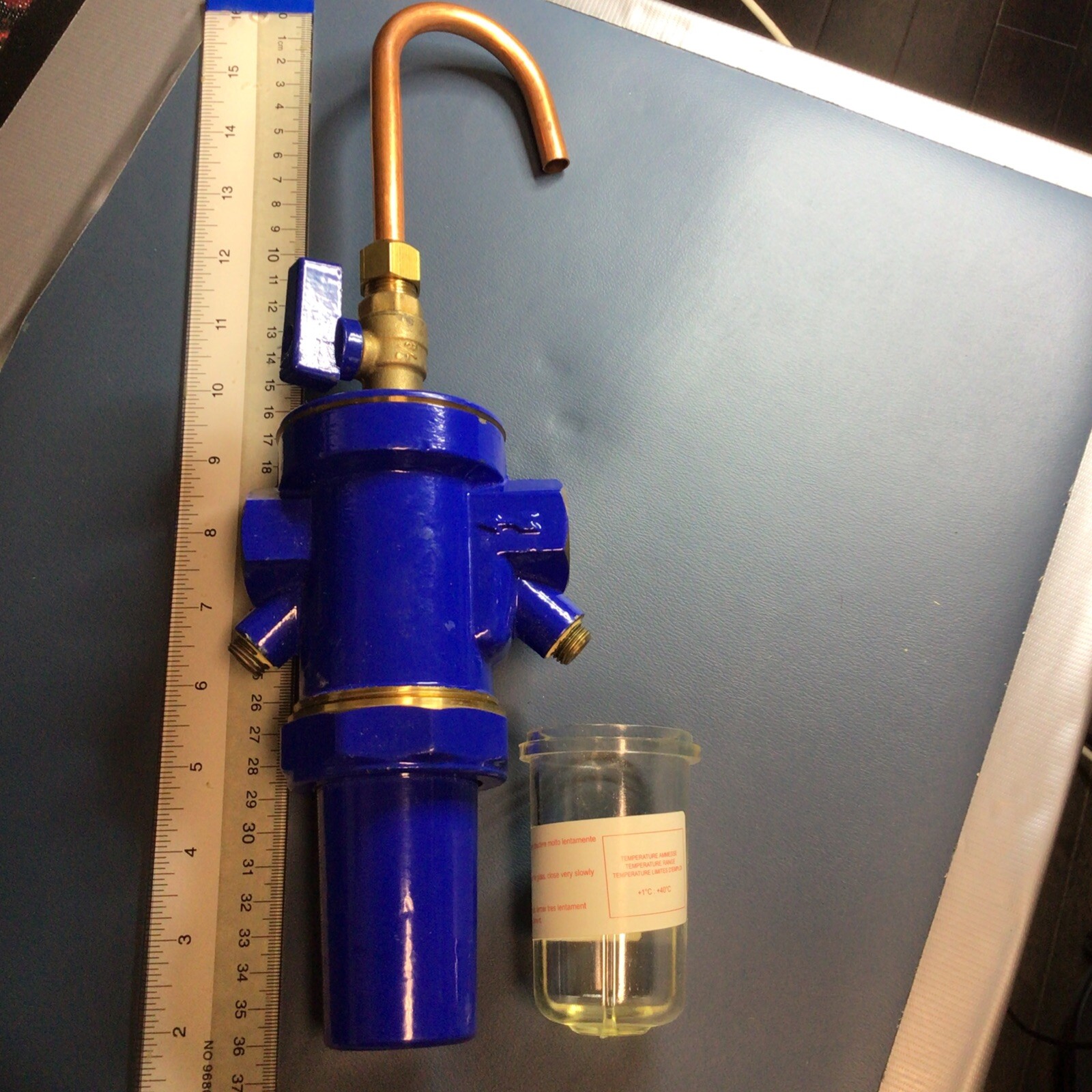Self-cleaning brass strainer, 1/2" to 1/2" With cup.
