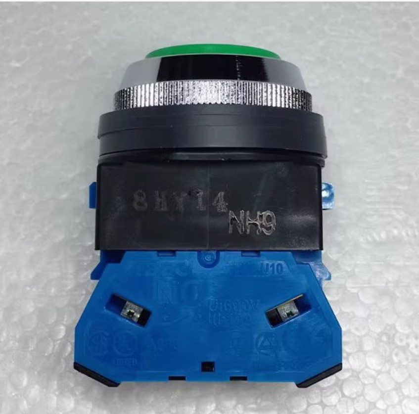 1PC New IDEC Self-reset button switch ABN110B 1NO black #LL