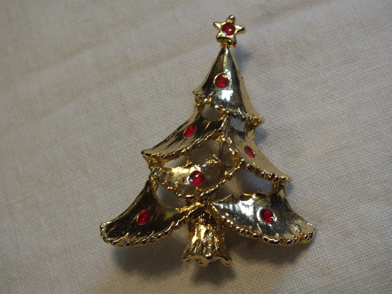 Brooch Pin Gold Tone Red Rhinestones Christmas Tree 1 7/8x1 1/2 In NICE