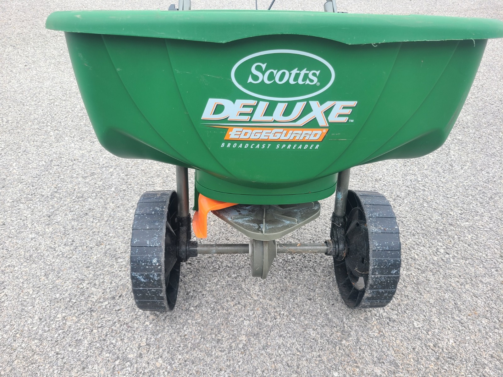 Scotts Deluxe Edgeguard Broadcast Spreader