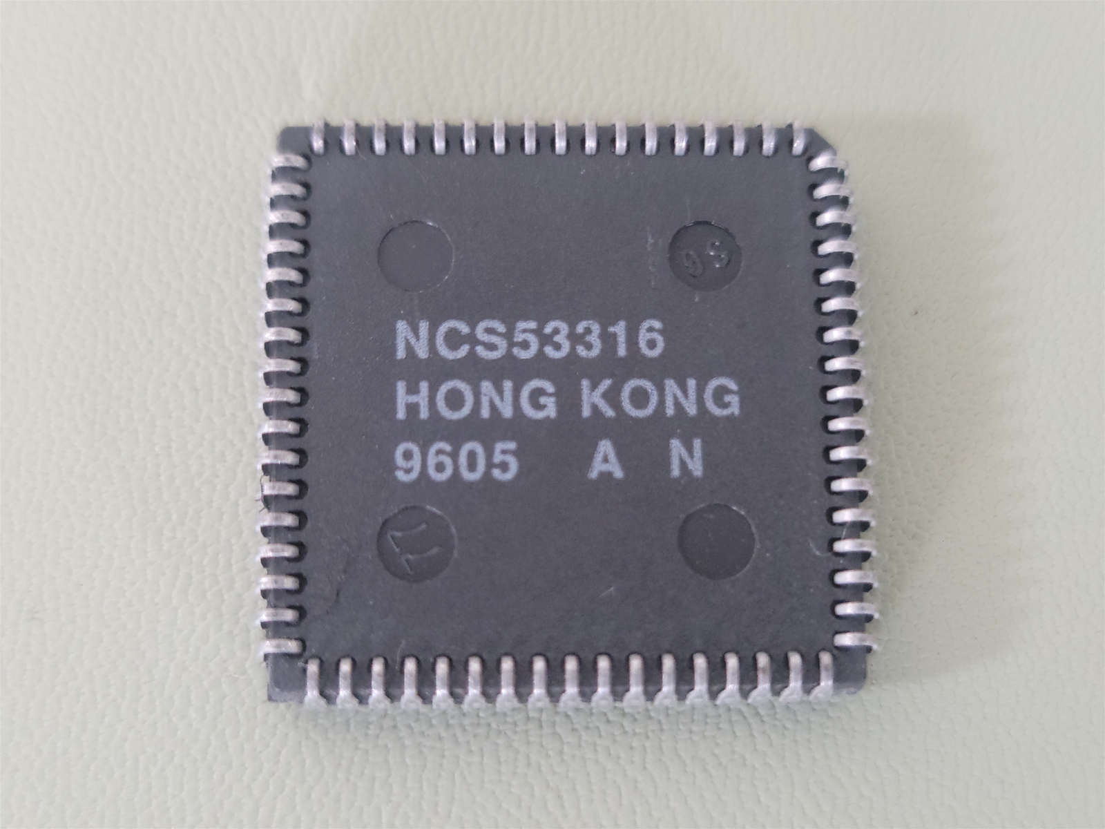 Altera EPM5128LC-1 S9613 Programmable Logic Device , PQCC68. 40ns, 128-cell