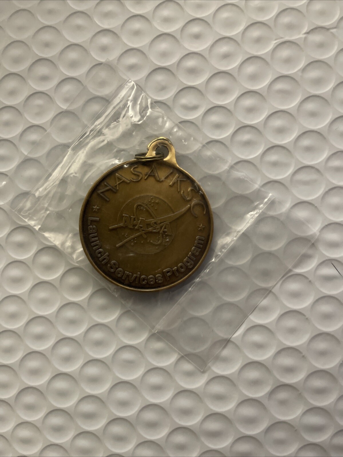 NEW / SEALED LAUNCH SERVICES PROGRAM NASA KSC COIN Key Ring Expendable Vech.