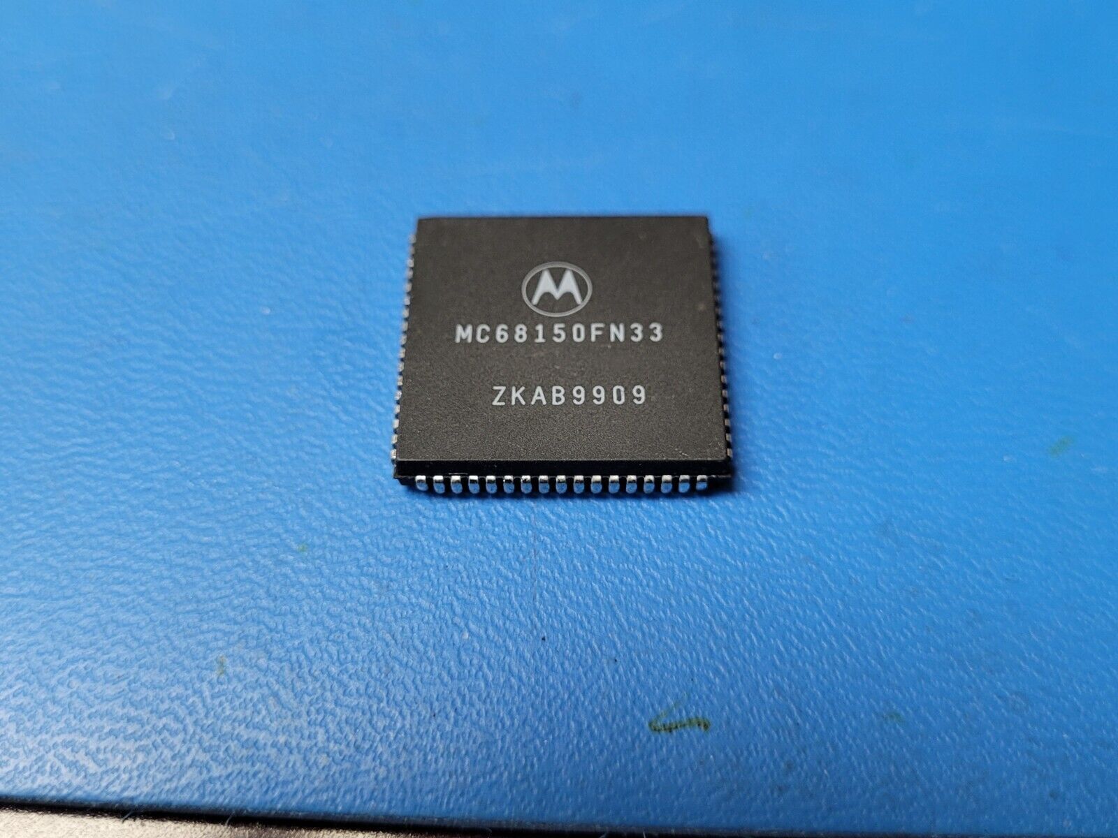 (1 PC) MC68150FN33 MOT Microprocessor Circuit, CMOS, PLCC68