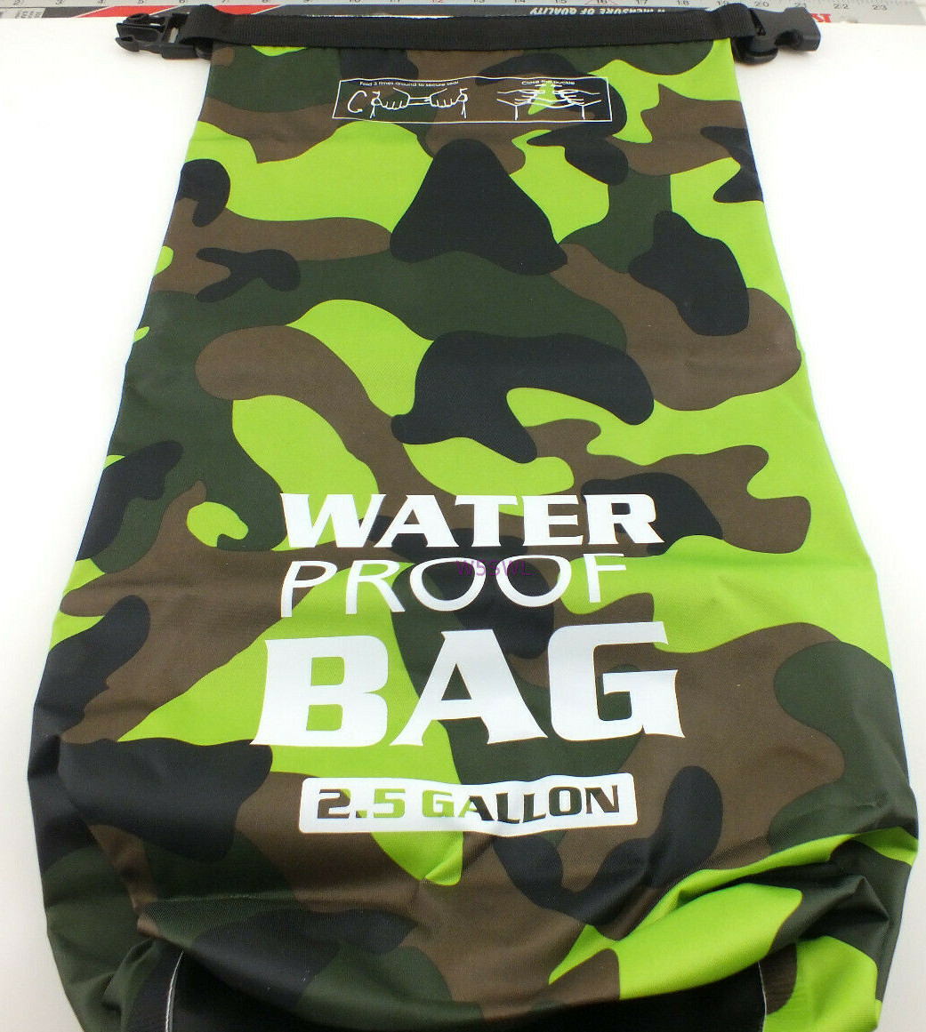 Camping Bag Hiking 2-1/2 Gallon Green Camo Waterproof Roll Top Rip Stop