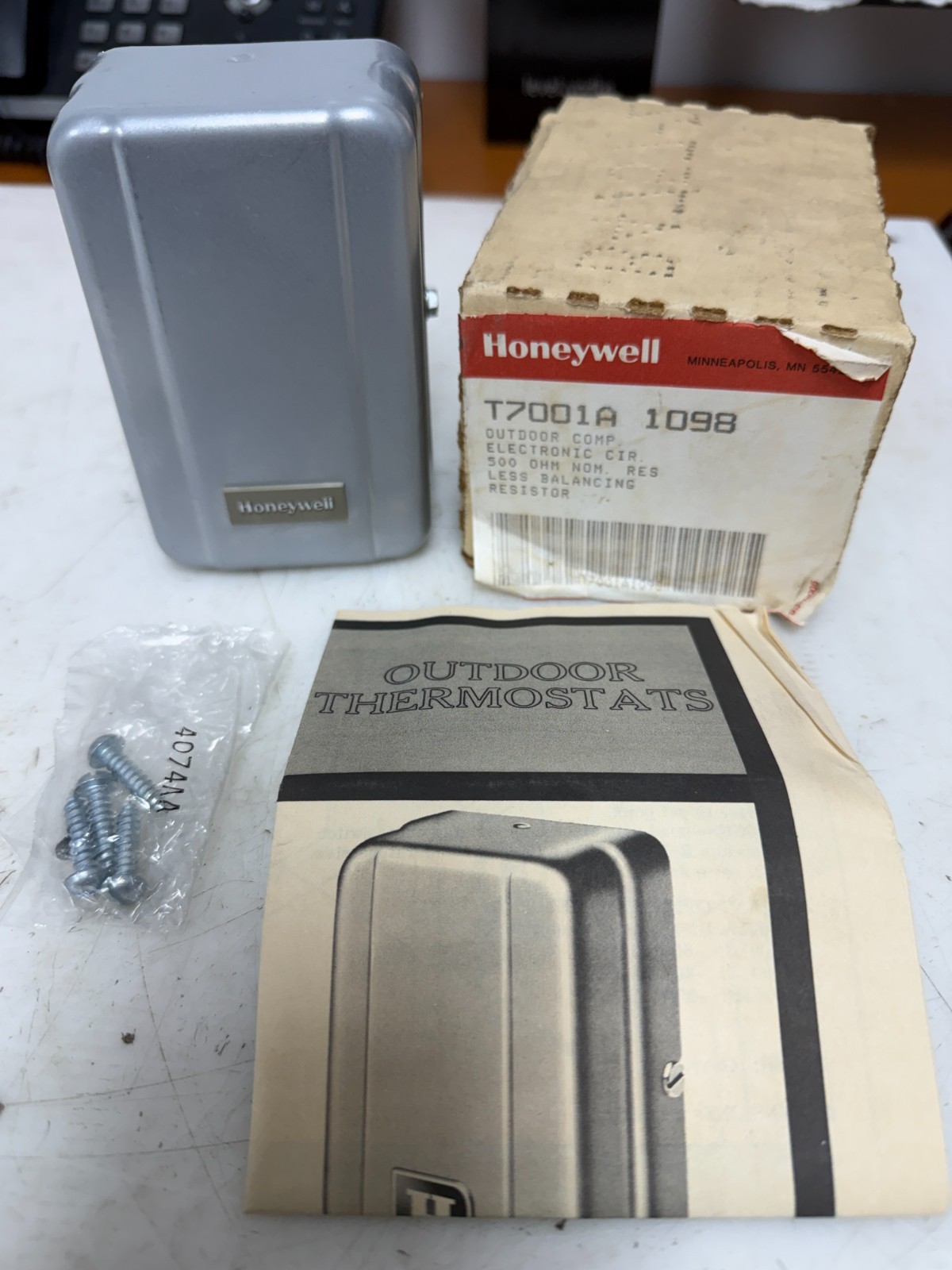 👀NEW HONEYWELL 500 OHM NOMINAL RESISTANCE OUTDOOR THERMOSTAT T7001A 1098