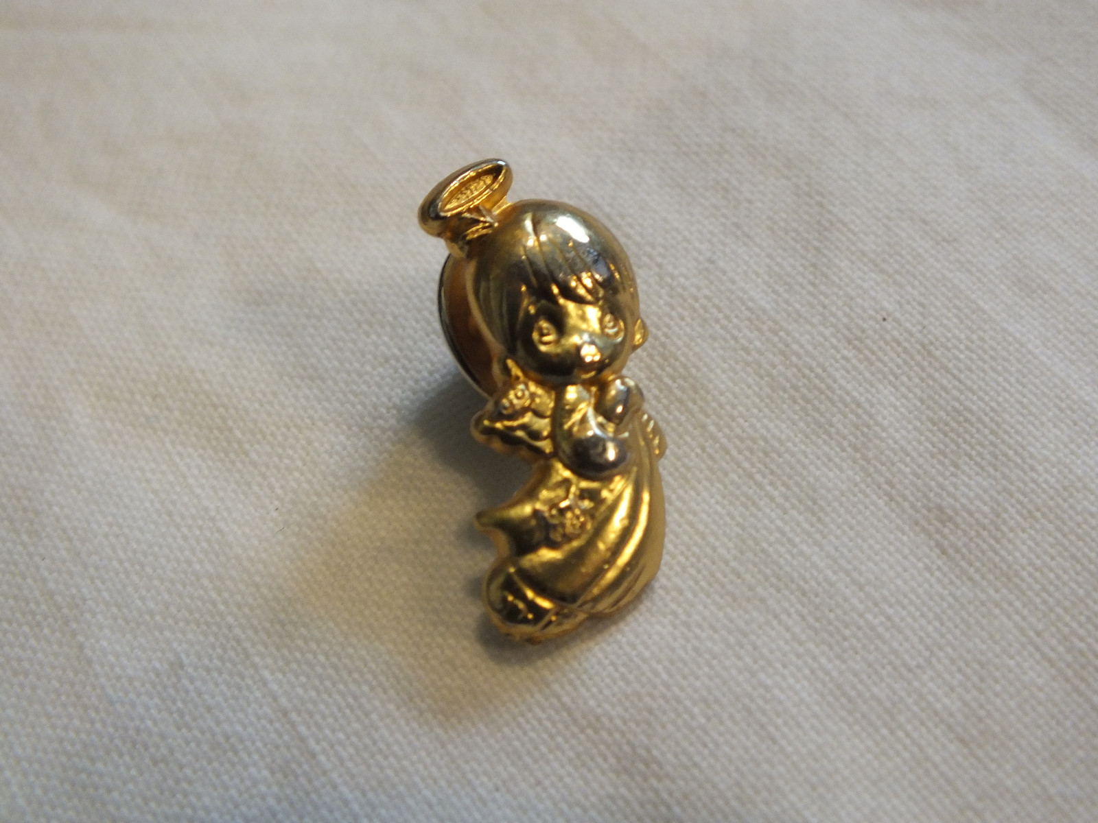 Beautiful Brooch Pin Gold Tone Angel 1 x 1/2 Inch CUTE
