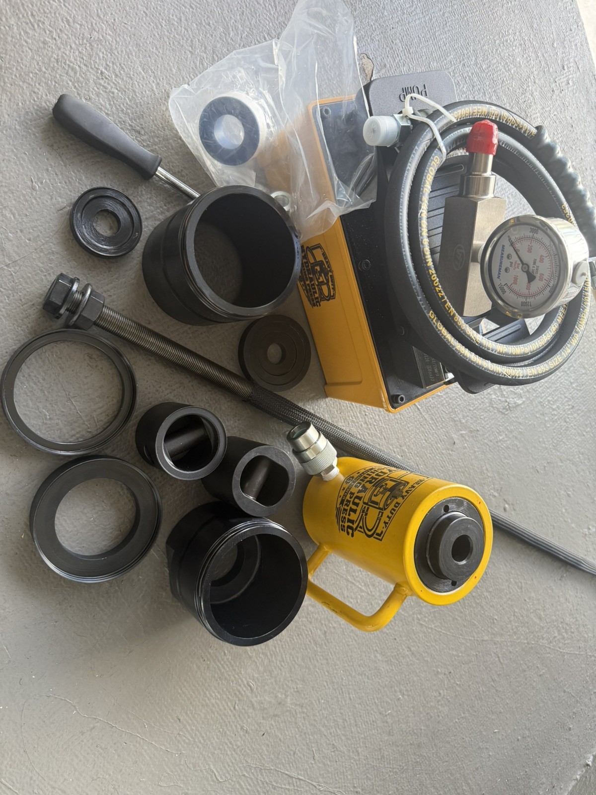 Truck bushing extractor