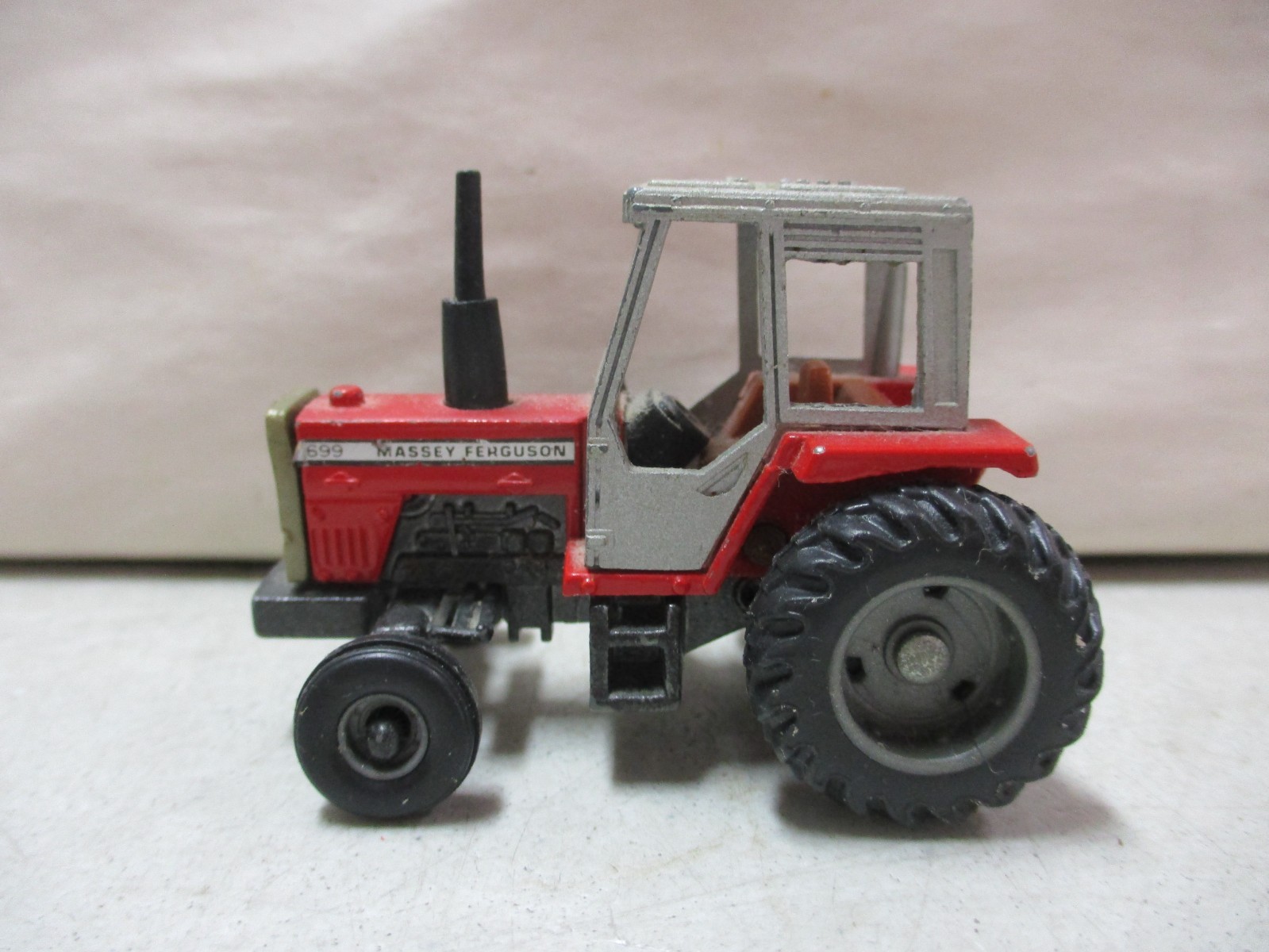 Ertl Massey Ferguson 699 Tractor 1/64