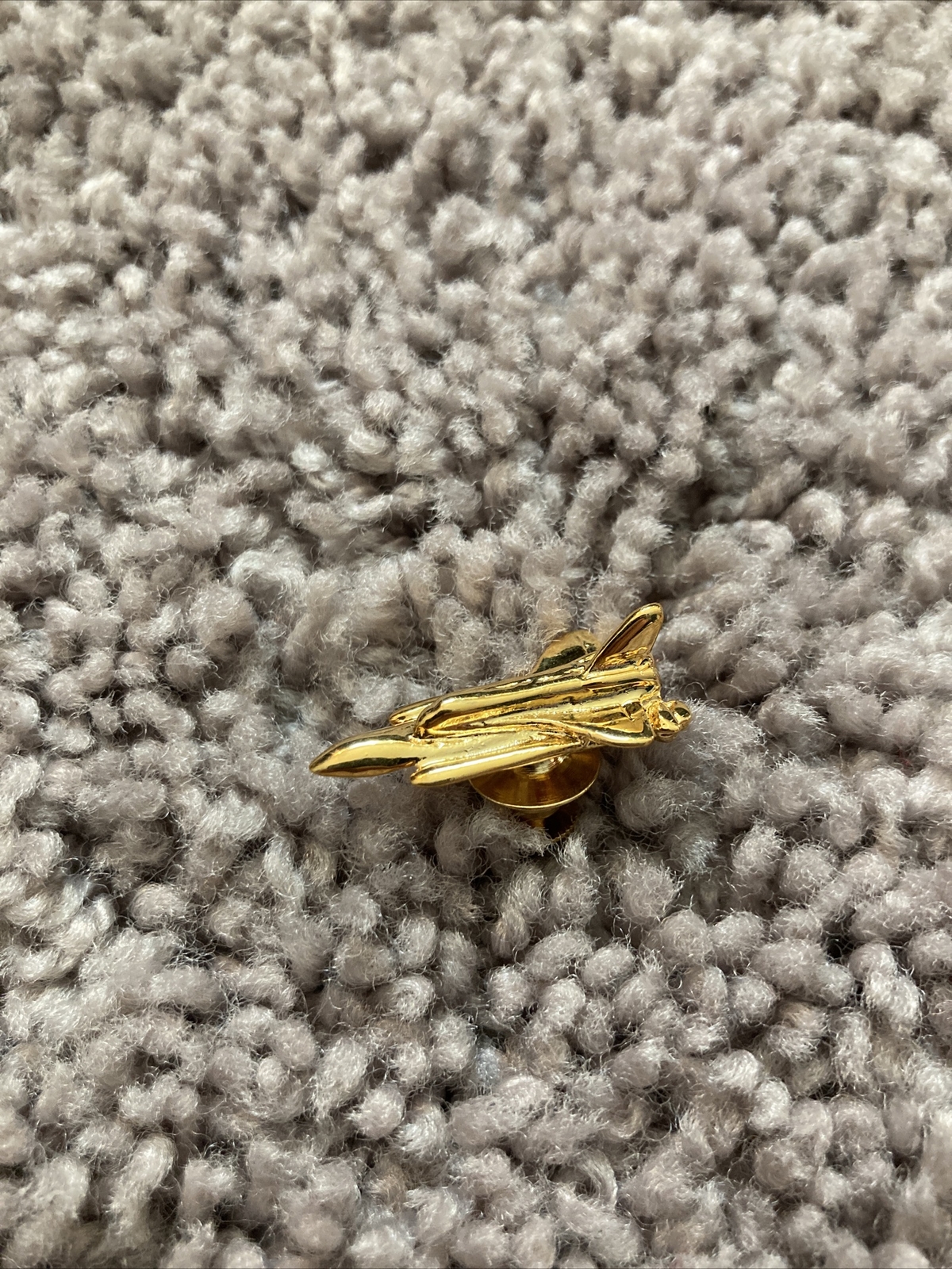 SPACE SHUTTLE GOLD TONE 3 DIMENSIONAL LAPEL PIN VTG NOS Rocket Ship Boosters