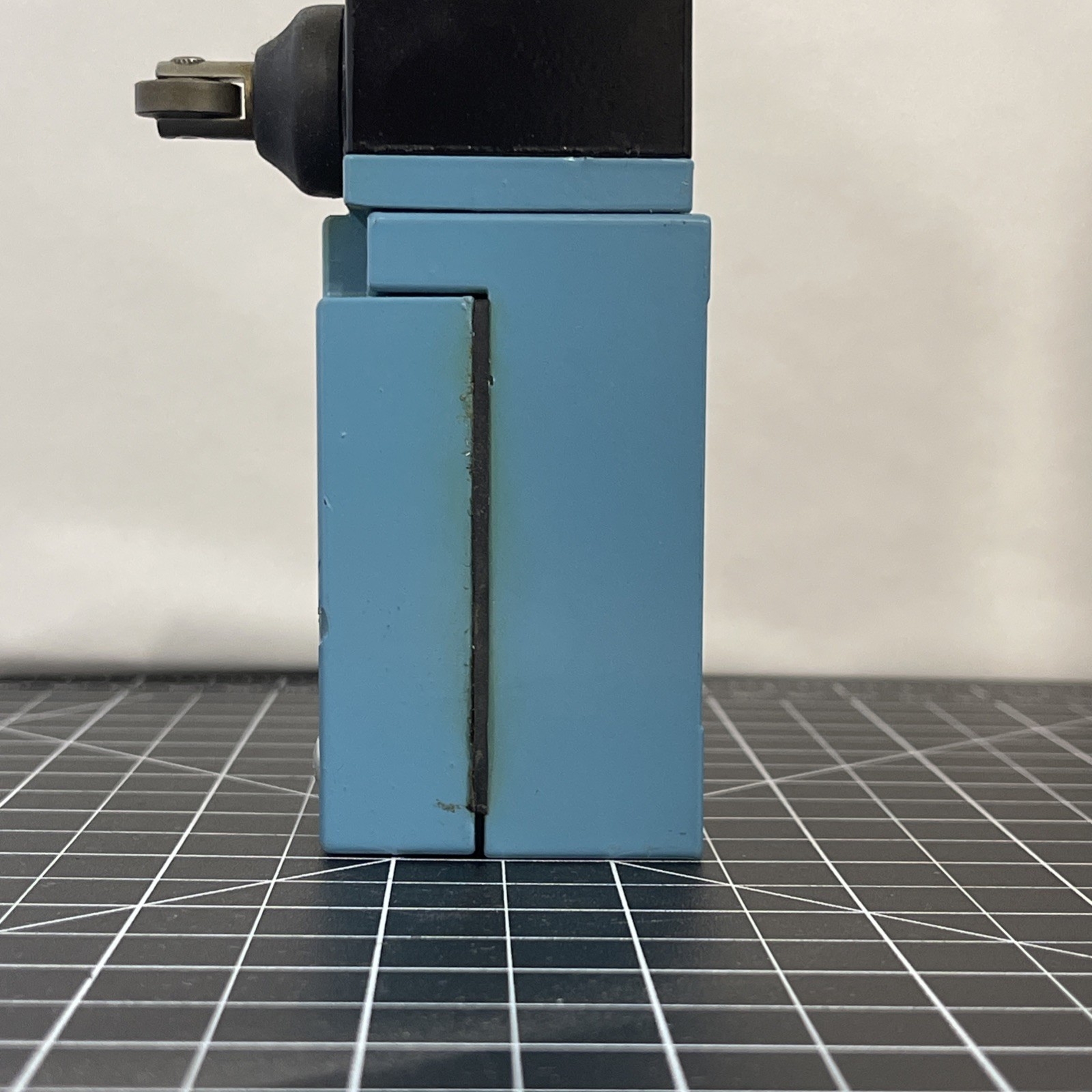 Honeywell Micro Switch LSF1A Heavy Duty Limit Switch Top Roller Plunger 10A 600V