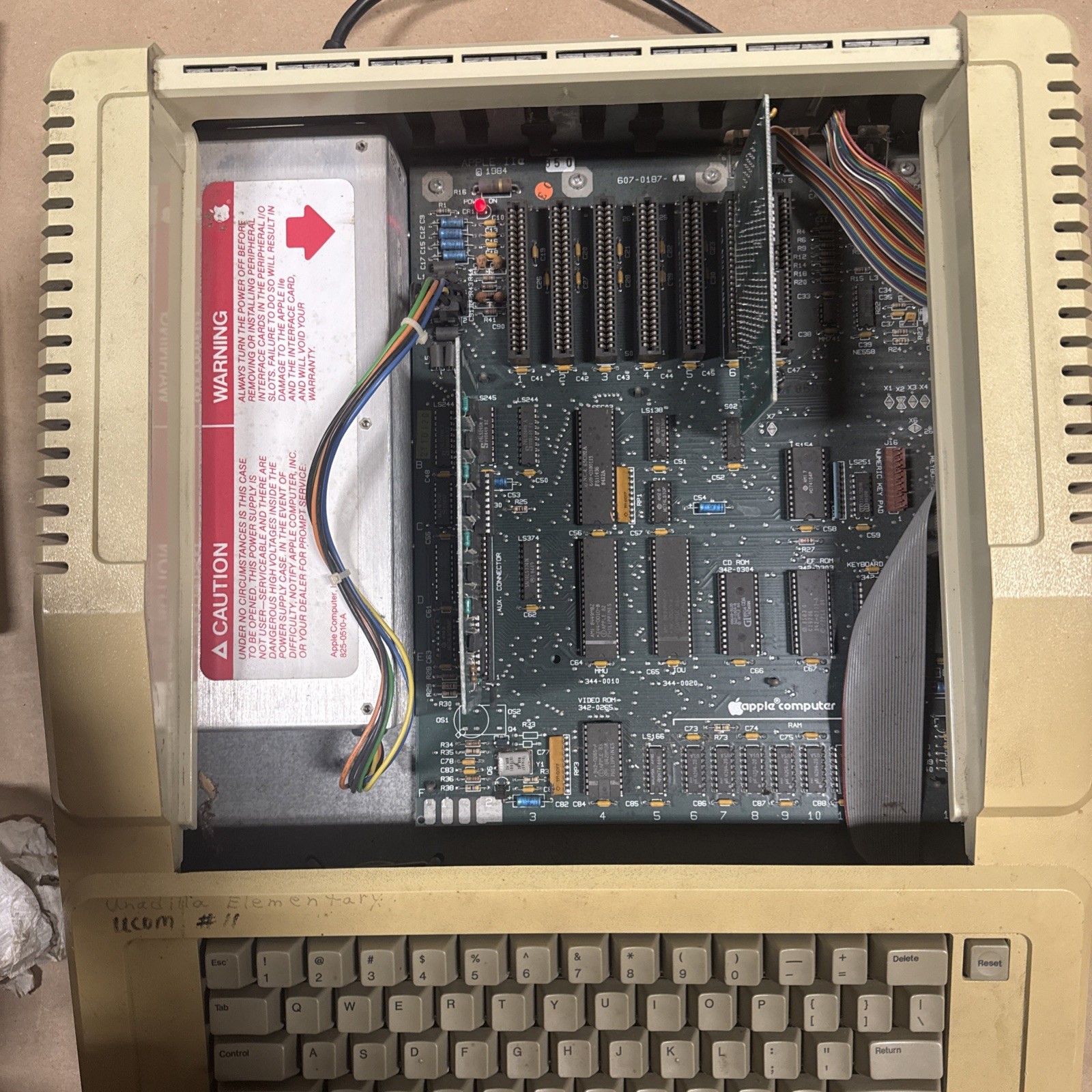 Apple IIe A2S2064 Vintage Personal Computer. Power Tested. Light On.