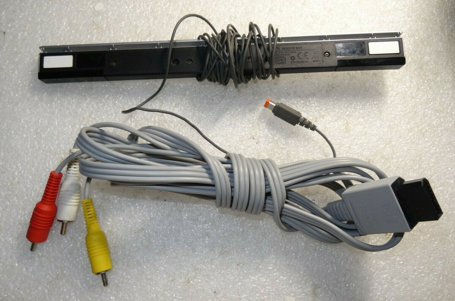 Nintendo Wii 2-Piece-AV Cable RVL-009 & Gray RVL-014 Sensor Bar-Good